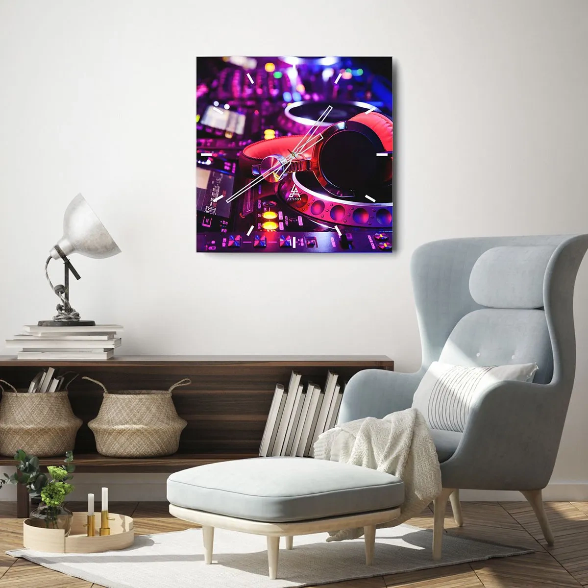 Wanduhr - Glasuhr - DJ-Kopfhörer auf einer Konsole mit Neonbeleuchtung - 30x30cm - Bevor der Spaß beginnt - Moderne Wanddekoration für Wohnzimmer und Schlafzimmer ARTTOR