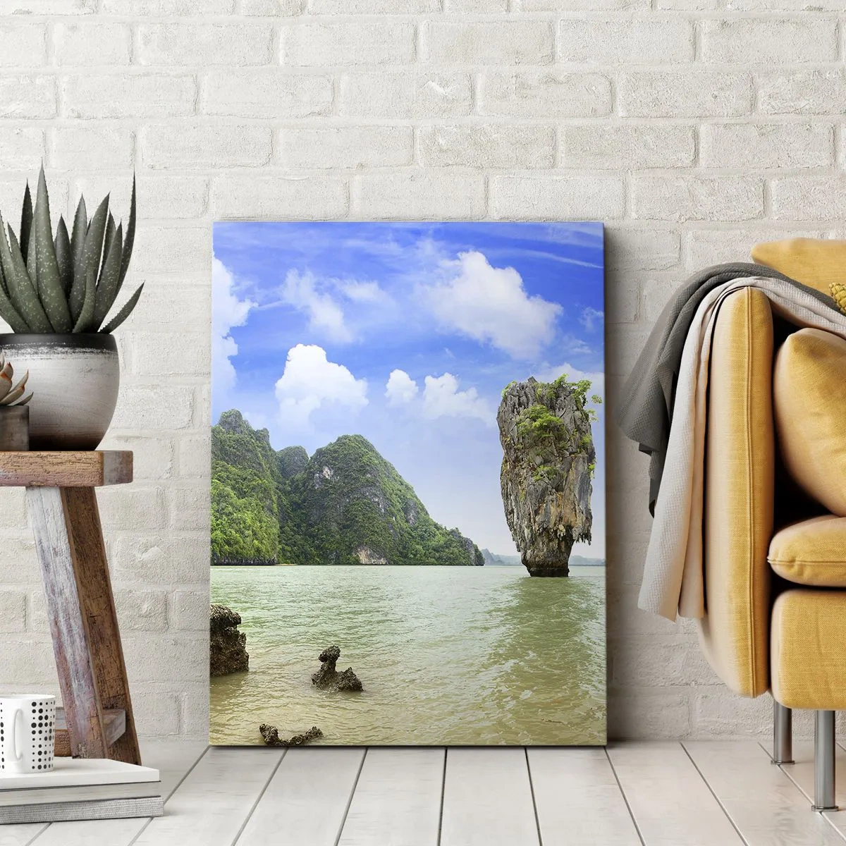 Bild auf Leinwand - Leinwandbild - Eine exotische Felsformation, umgeben von Wasser und Grün unter einem blauen Himmel. - 50x70cm - Felsige Wunder der Natur - Moderne Wanddekoration für Wohnzimmer und Schlafzimmer ARTTOR