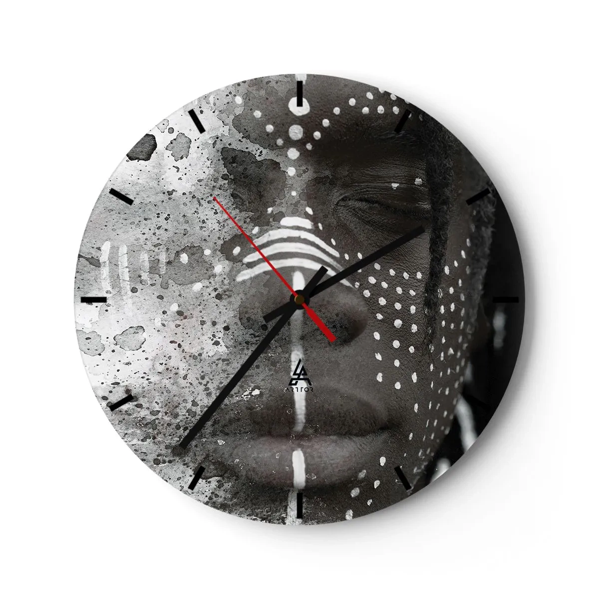 Wanduhr - Glasuhr - Porträt einer Person mit symbolischer Gesichtsbemalung in Grautönen. - 30x30cm - Entdecke den Urgeist - Moderne Wanddekoration für Wohnzimmer, Küche und Schlafzimmer ARTTOR