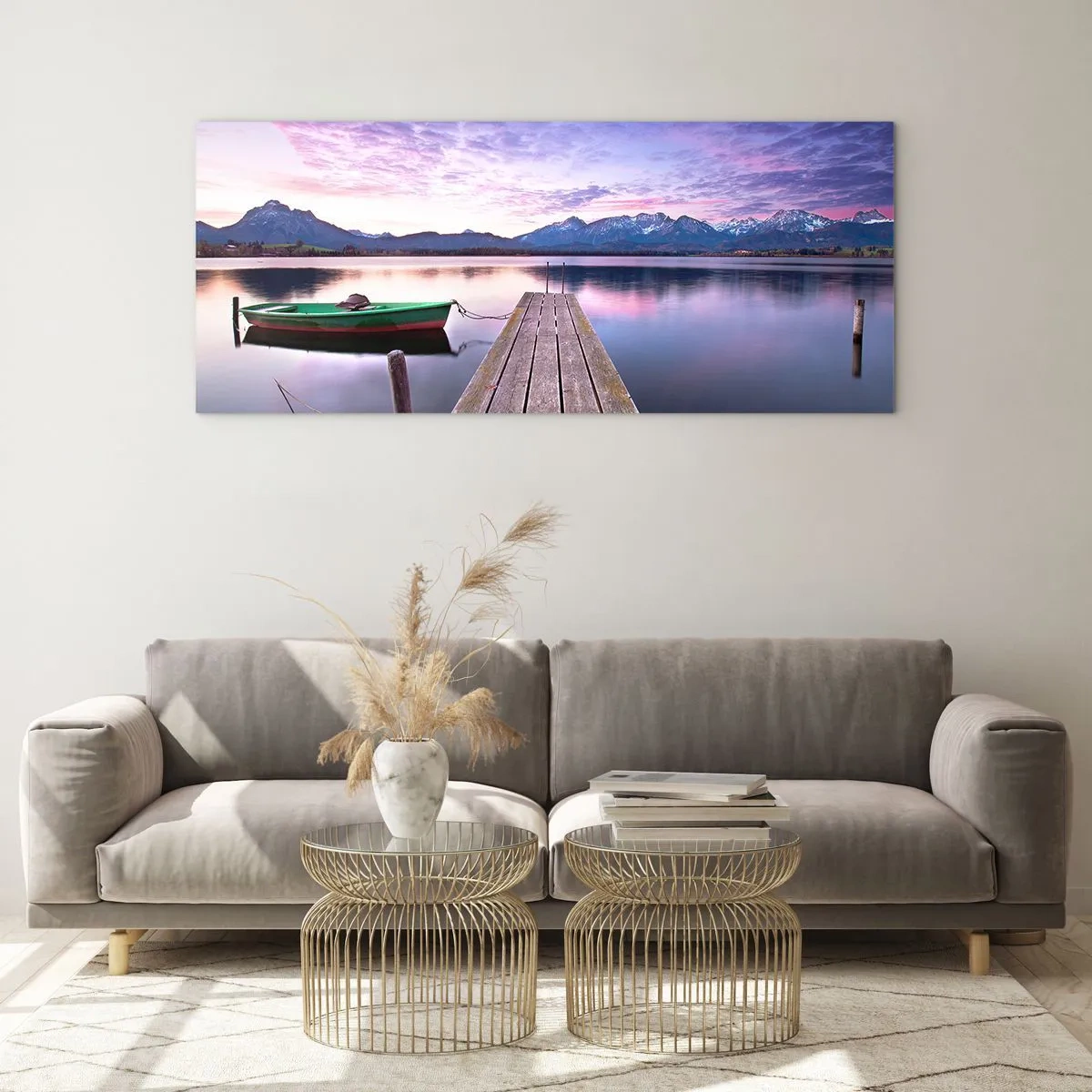 Glasbild - Bild auf glas - Ein Holzsteg mit einem Boot auf einem von Bergen umgebenen See bei Sonnenuntergang - 120x50cm - Freundliche Stille - Moderne Wanddekoration für Wohnzimmer und Schlafzimmer ARTTOR