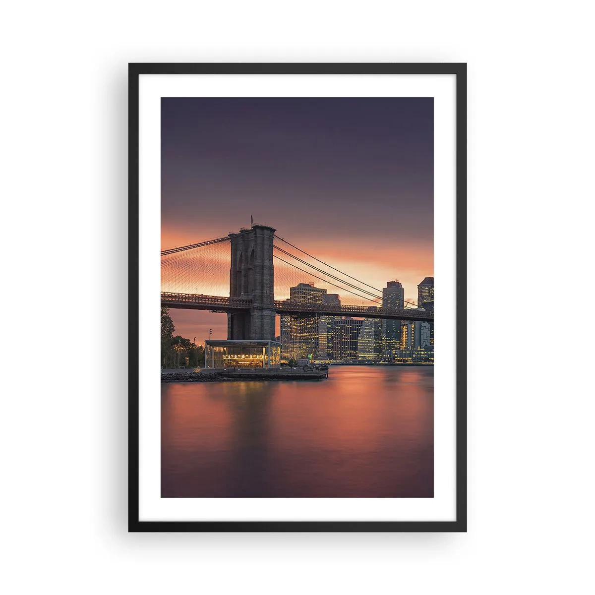 Poster in einem schwarzem Rahmen - Brooklyn Bridge bei Nacht mit der beleuchteten Stadt im Hintergrund - 50x70cm - Eingetaucht in lila Stille - Moderne Wanddekoration für Wohnzimmer und Schlafzimmer ARTTOR