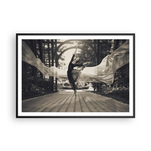 Poster in einem schwarzem Rahmen - Eine Tänzerin in einem wallenden Kleid führt einen Sprung vor einer schwarz-weißen Gartenkulisse aus. - 100x70cm - Der Tanz des Gartengeistes - Moderne Wanddekoration für Wohnzimmer und Schlafzimmer ARTTOR