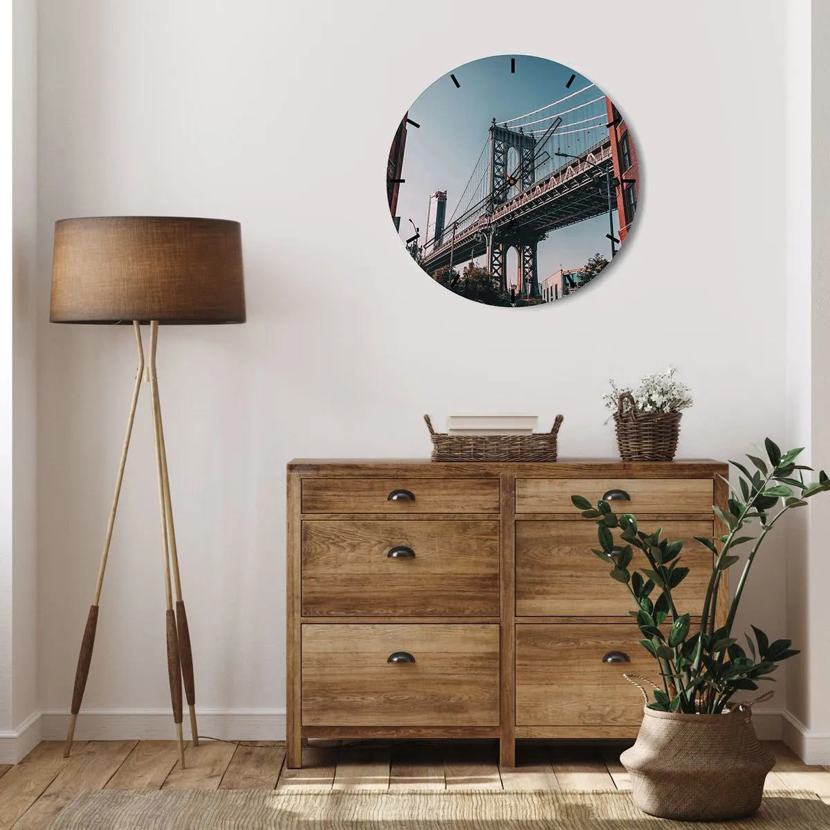Wanduhr - Glasuhr - Eine Hängebrücke über die Stadtentwicklung an einem sonnigen Tag - 30x30cm - Über den Wellen der Stadt - Moderne Wanddekoration für Wohnzimmer, Küche und Schlafzimmer ARTTOR