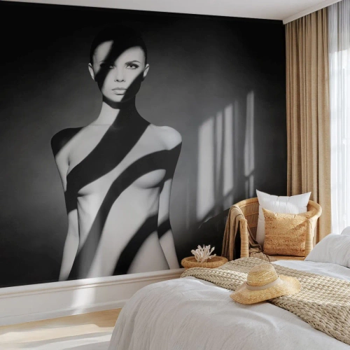 Fototapete Premium Canvas - Schwarz-Weiß-Porträt einer Frau in Licht und Schatten - 100x70cm - In Glanz und Schatten - Moderne Wanddekoration für Wohnzimmer und Schlafzimmer ARTTOR