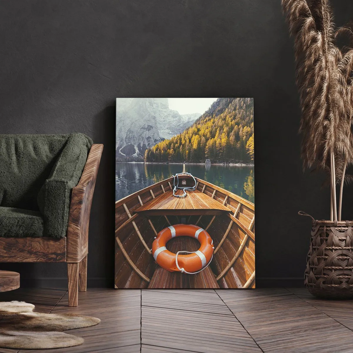 Bild auf Leinwand - Leinwandbild - Ein Holzboot auf einem von Wald umgebenen Bergsee - 80x120cm - Bergreise - Moderne Wanddekoration für Wohnzimmer und Schlafzimmer ARTTOR