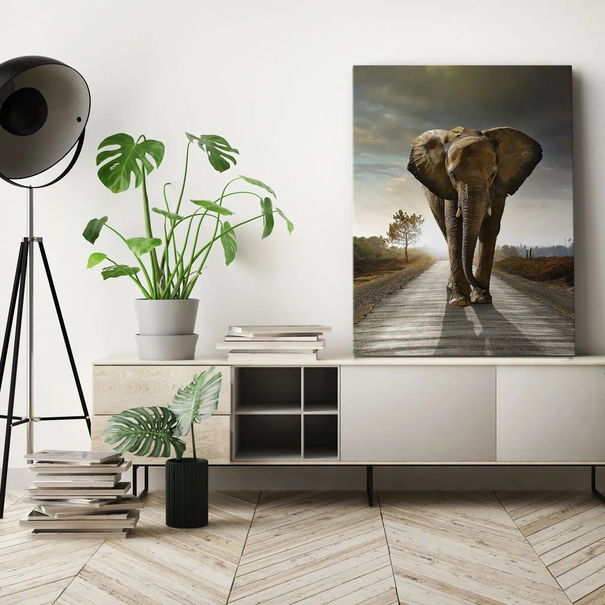 Bild auf Leinwand - Leinwandbild - Ein Elefant, der bei Sonnenuntergang auf einer Straße durch eine Landschaft läuft - 50x70cm - Und schon gar nicht in einem Porzellanlager - Moderne Wanddekoration für Wohnzimmer und Schlafzimmer ARTTOR
