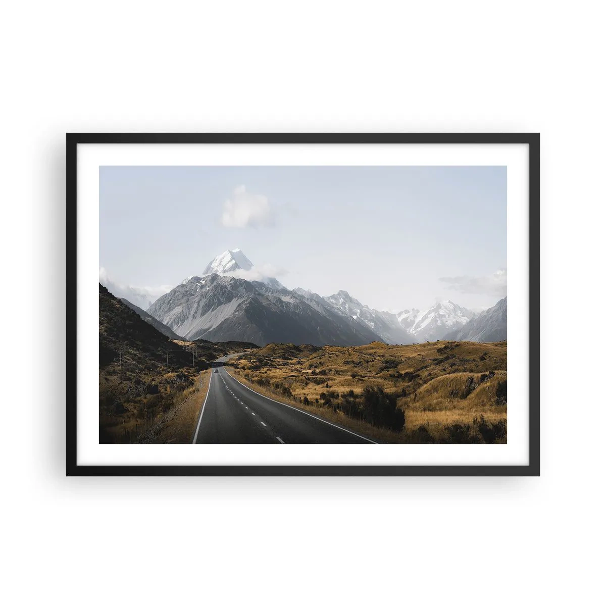Poster in einem schwarzem Rahmen - Eine Straße in den Bergen, umgeben von einer malerischen Landschaft - 70x50cm - Der Weg ins Herz der Berge - Moderne Wanddekoration für Wohnzimmer und Schlafzimmer ARTTOR