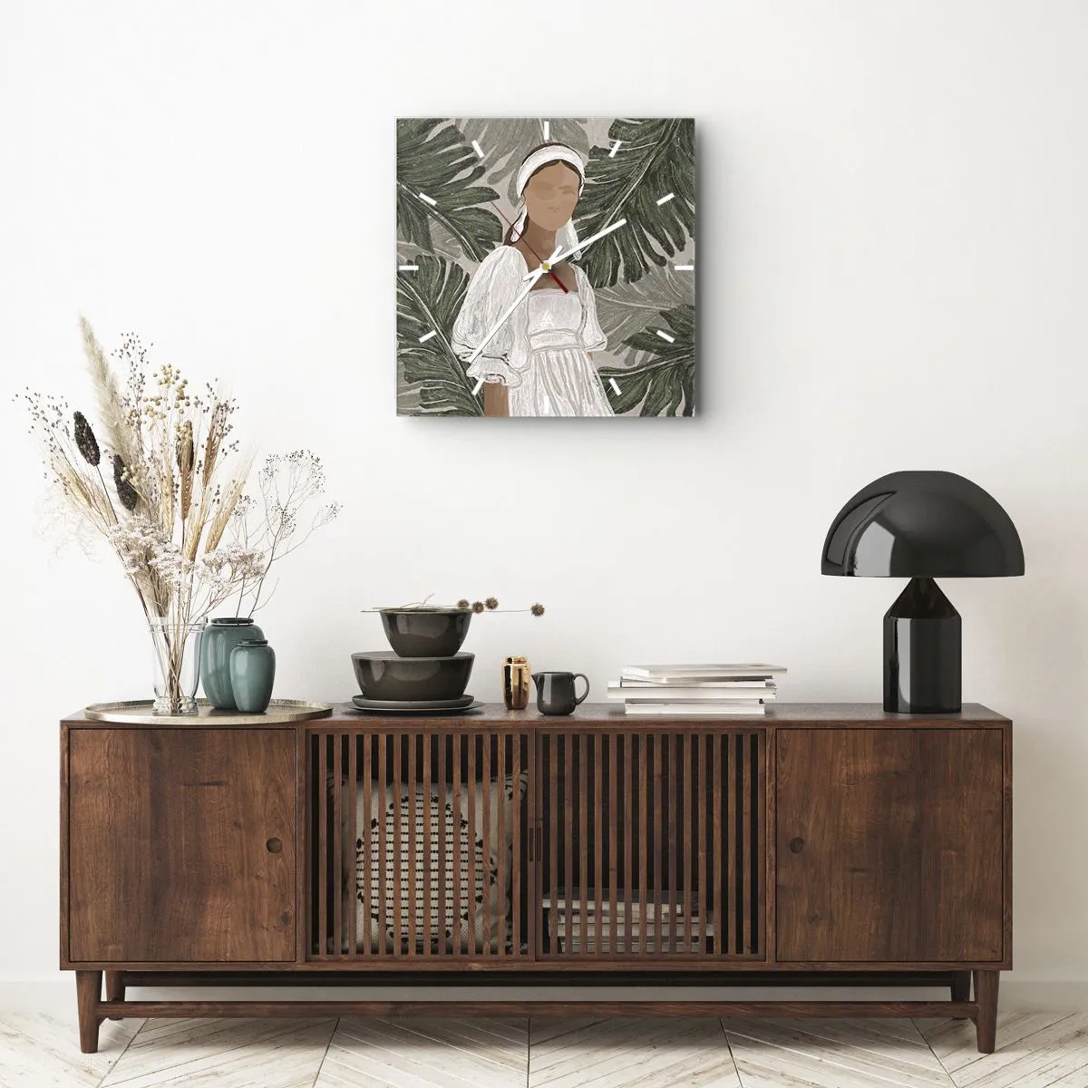 Wanduhr - Glasuhr - Porträt einer Frau in einem weißen Kleid vor einem Hintergrund aus Monstera-Blättern - 30x30cm - Exotisches Porträt - Moderne Wanddekoration für Wohnzimmer und Schlafzimmer ARTTOR