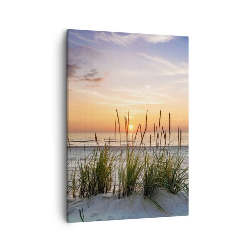 Bild auf Leinwand - Leinwandbild - Ein Sandstrand bei Sonnenuntergang mit Gras im Hintergrund - 50x70cm - Schau, denk, fühl - Moderne Wanddekoration für Wohnzimmer und Schlafzimmer ARTTOR