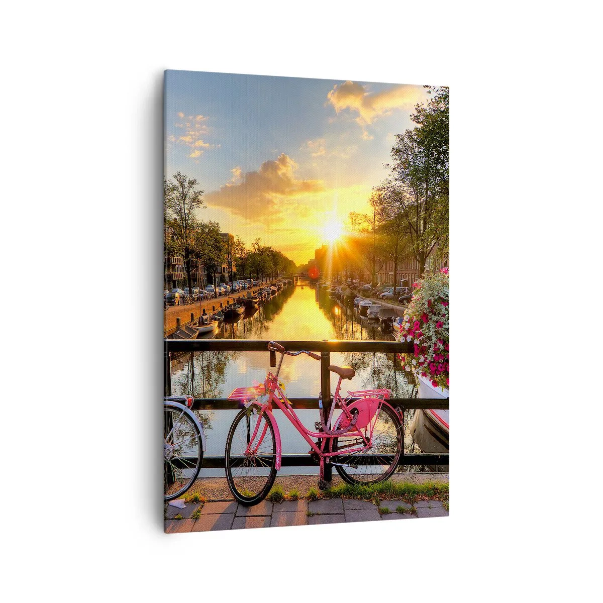 Bild auf Leinwand - Leinwandbild - Fahrräder auf einer Brücke im Schein der untergehenden Sonne - 70x100cm - Frühlingsmorgen in Amsterdam - Moderne Wanddekoration für Wohnzimmer und Schlafzimmer ARTTOR