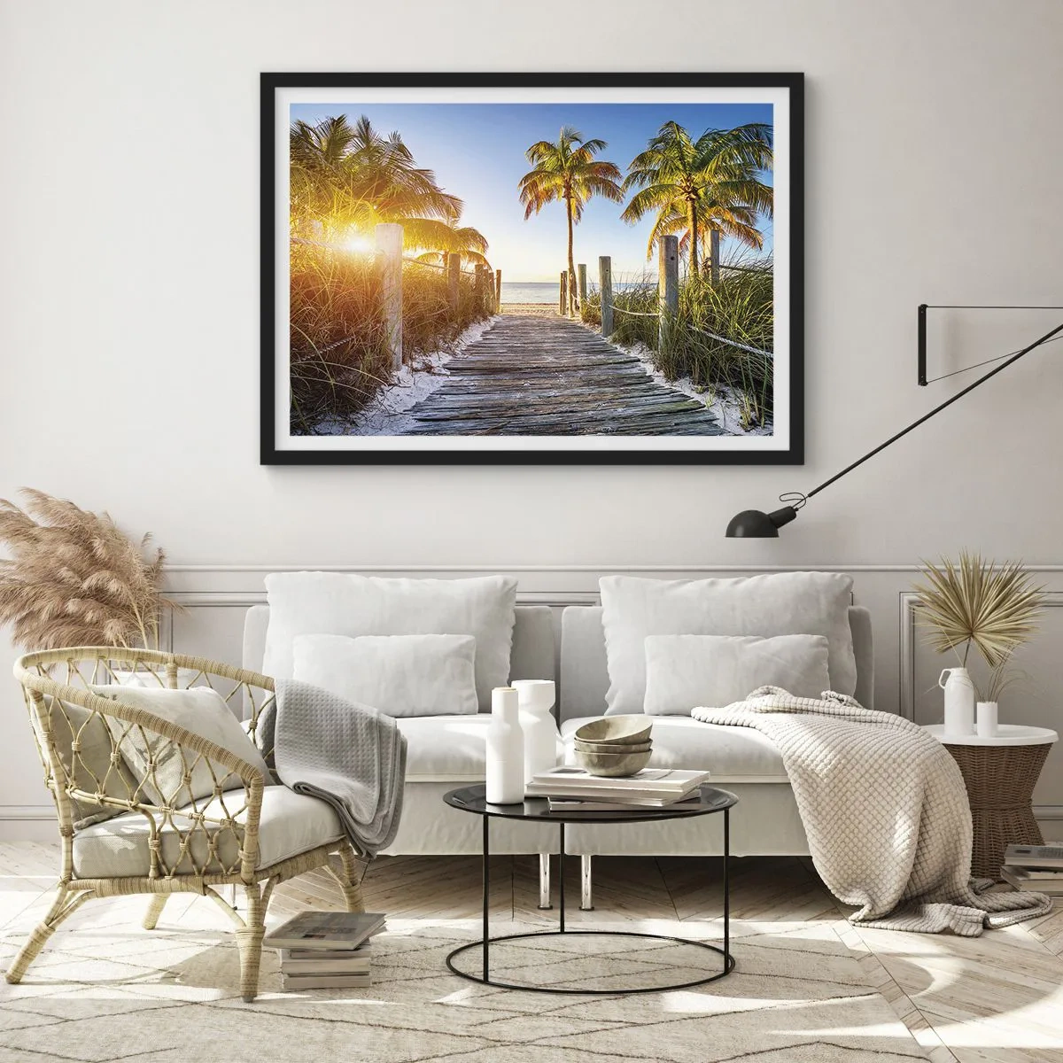 Poster in einem schwarzem Rahmen - Holzweg am Strand mit Palmen im Hintergrund - 70x50cm - Direkt ins Paradies - Moderne Wanddekoration für Wohnzimmer und Schlafzimmer ARTTOR