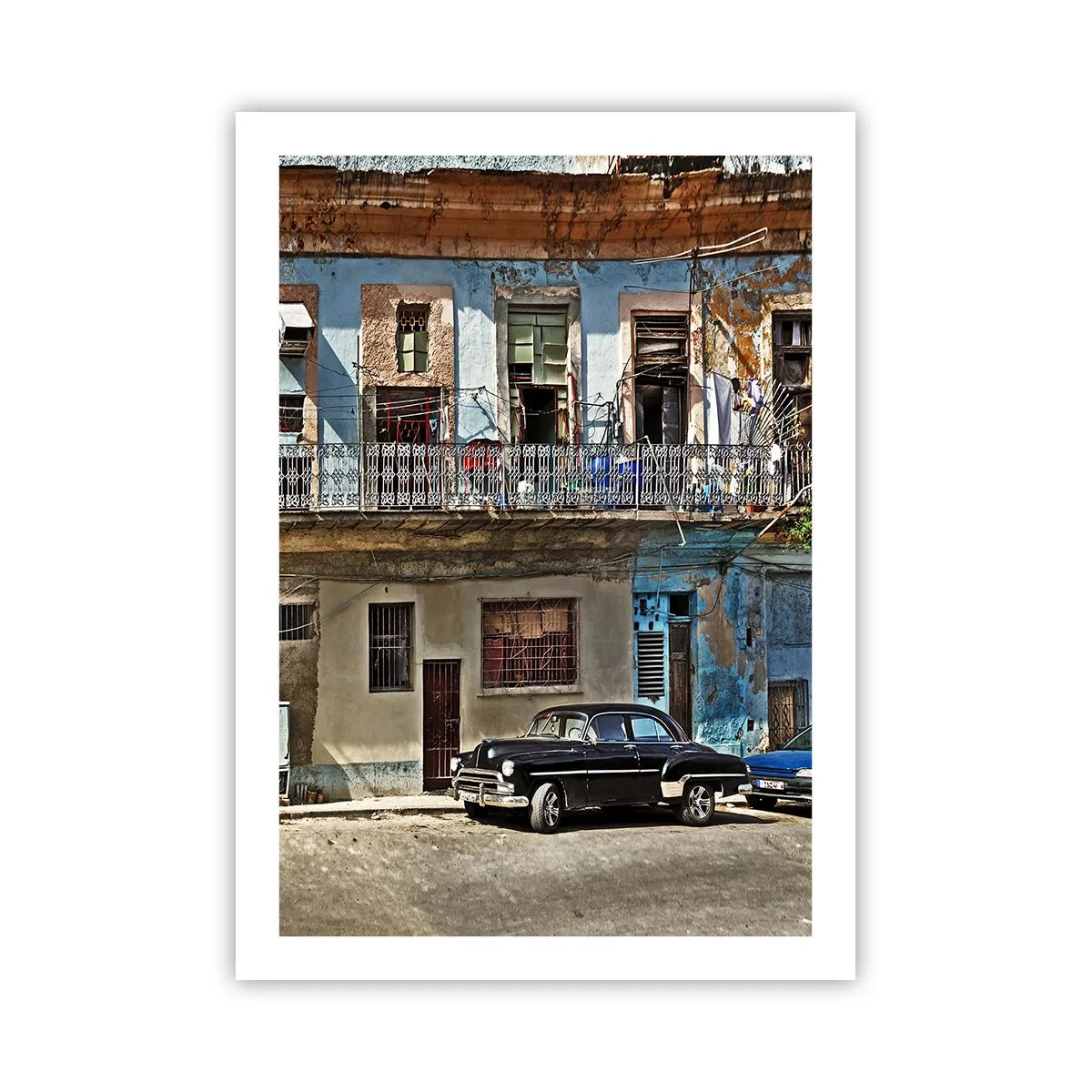 Poster - Ein altes Mietshaus mit einem Oldtimer - 50x70cm - Havanna-Stimmung - Moderne Wanddekoration für Wohnzimmer und Schlafzimmer ARTTOR