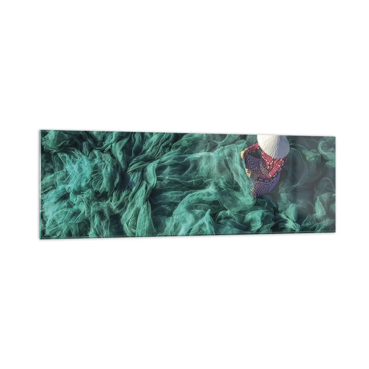 Glasbild - Bild auf glas - Eine Person mit Hut zwischen grünen Fischernetzen - 160x50cm - In einem Meer aus Netzen - Moderne Wanddekoration für Wohnzimmer und Schlafzimmer ARTTOR
