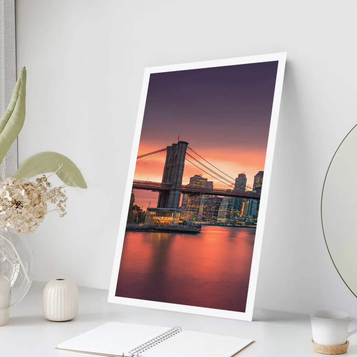 Poster - Brooklyn Bridge bei Nacht mit der beleuchteten Stadt im Hintergrund - 50x70cm - Eingetaucht in lila Stille - Moderne Wanddekoration für Wohnzimmer und Schlafzimmer ARTTOR