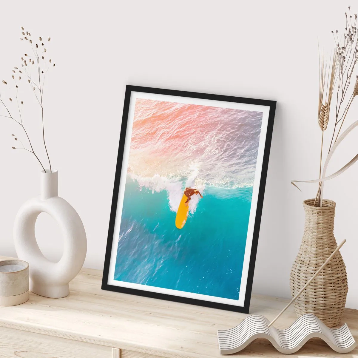 Poster in einem schwarzem Rahmen - Ein Surfer reitet eine Welle in den Strahlen der untergehenden Sonne - 50x70cm - Der Ozeanreiter - Moderne Wanddekoration für Wohnzimmer und Schlafzimmer ARTTOR