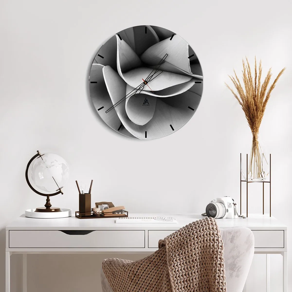 Wanduhr - Glasuhr - Eine Nahaufnahme einer schwarz-weißen Form, die einer abstrakten Blume ähnelt. - 30x30cm - Es passiert im Weltraum - Moderne Wanddekoration für Wohnzimmer, Küche und Schlafzimmer ARTTOR