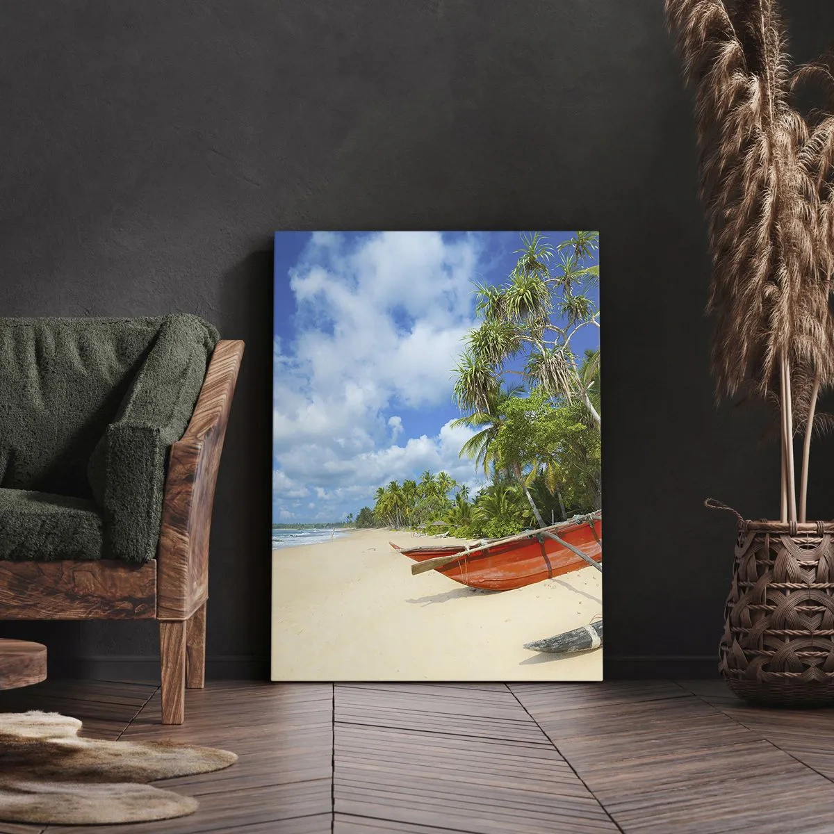 Bild auf Leinwand - Leinwandbild - Tropischer Strand mit Palmen und bunten Booten - 70x100cm - Der Charme der Tropen - Moderne Wanddekoration für Wohnzimmer und Schlafzimmer ARTTOR