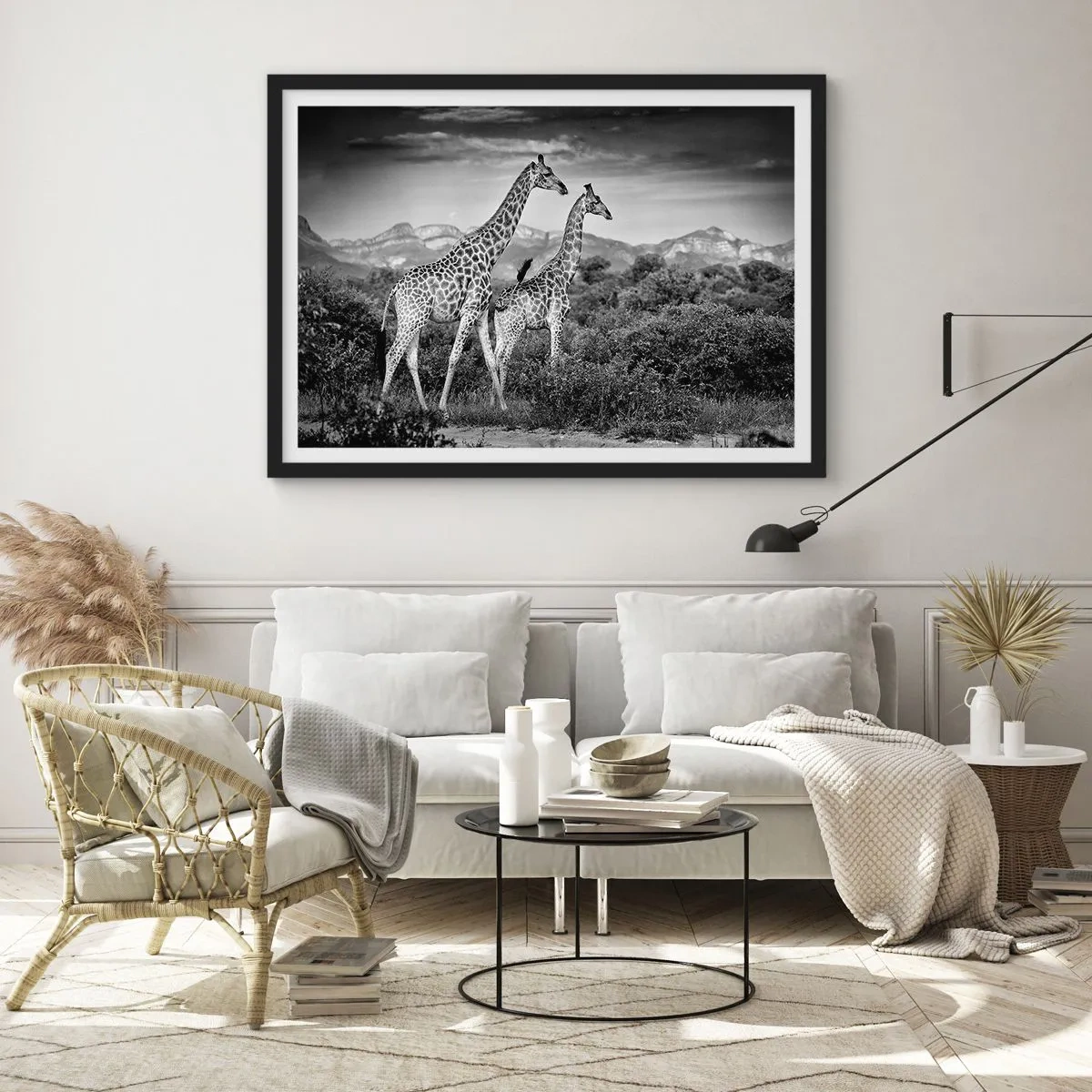 Poster in einem schwarzem Rahmen - Schwarz-weiße Silhouetten zweier Giraffen in der Savanne - 70x50cm - Hohe Sphären in Afrika - Moderne Wanddekoration für Wohnzimmer und Schlafzimmer ARTTOR