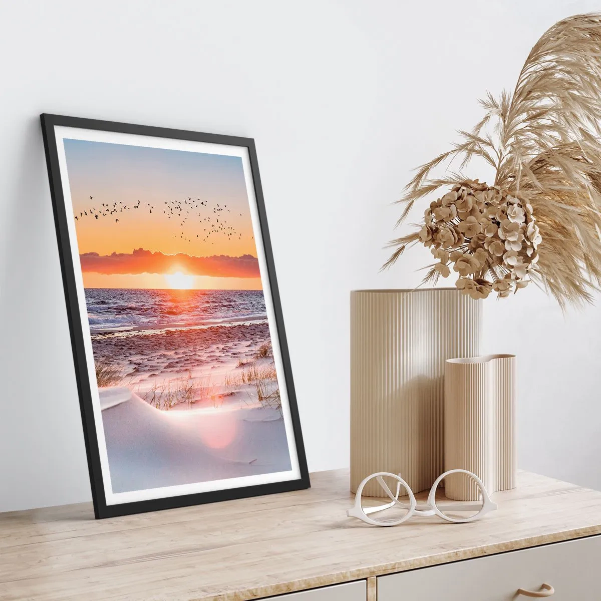 Poster in einem schwarzem Rahmen - Sonnenuntergang über dem Meer mit Vögeln am Horizont und dem Strand - 50x70cm - Horizontale Landschaft - Moderne Wanddekoration für Wohnzimmer und Schlafzimmer ARTTOR
