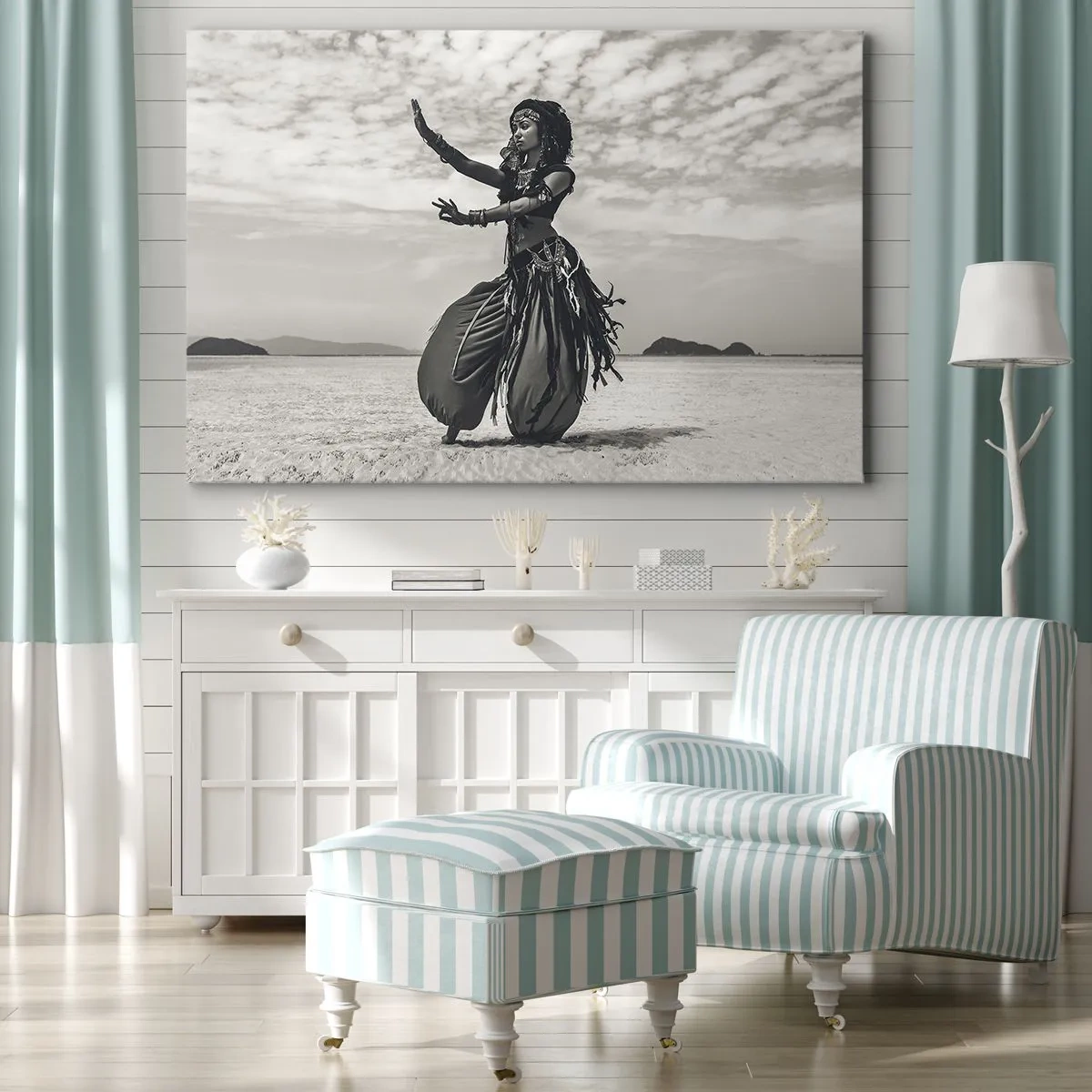 Bild auf Leinwand - Leinwandbild - Exotische Tänzerin vor Wüstenkulisse - 100x70cm - Der Tanz der südlichen Inseln - Moderne Wanddekoration für Wohnzimmer und Schlafzimmer ARTTOR