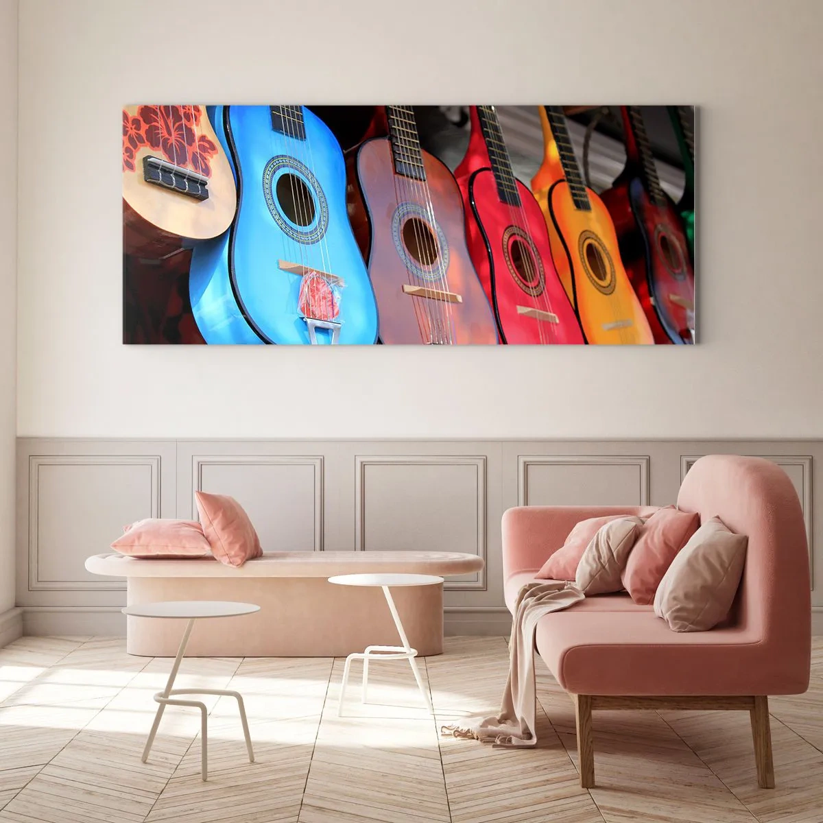 Glasbild - Bild auf glas - Bunte Akustikgitarren hängen in einer Reihe auf dem Display - 160x50cm - Lateinische Atmosphäre - Moderne Wanddekoration für Wohnzimmer und Schlafzimmer ARTTOR