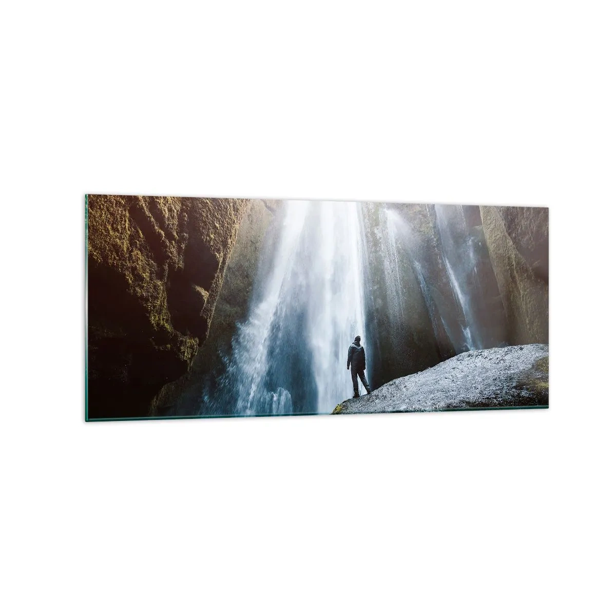 Glasbild - Bild auf glas - Eine Figur vor der Kulisse eines majestätischen Wasserfalls in einer felsigen Schlucht - 120x50cm - Wiederherstellung der Proportionen - Moderne Wanddekoration für Wohnzimmer und Schlafzimmer ARTTOR