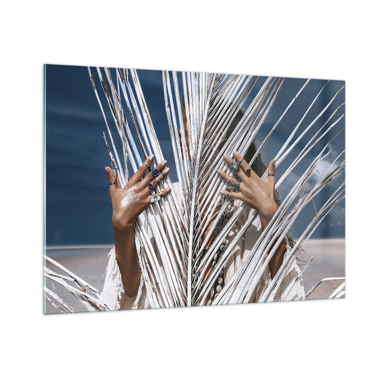 Glasbild - Bild auf glas - Mit Ringen geschmückte Frauenhände hinter einer trockenen Palme - 100x70cm - Das Mädchen des Schamanen? - Moderne Wanddekoration für Wohnzimmer und Schlafzimmer ARTTOR