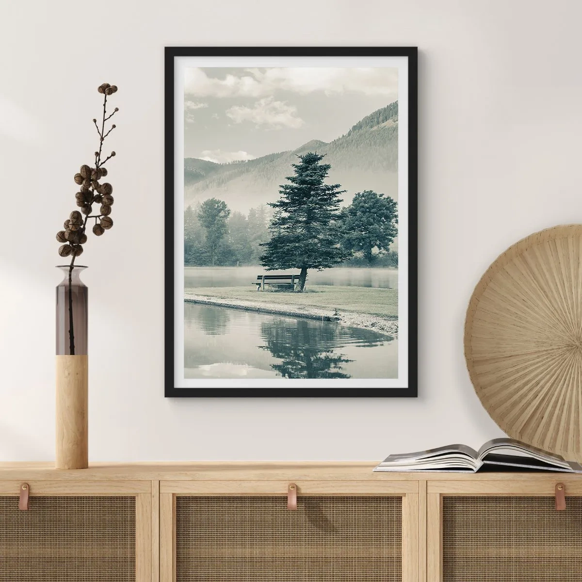 Poster in einem schwarzem Rahmen - Eine Bank unter einem Baum an einem See mit Bergkulisse - 50x70cm - Der See schläft noch - Moderne Wanddekoration für Wohnzimmer und Schlafzimmer ARTTOR