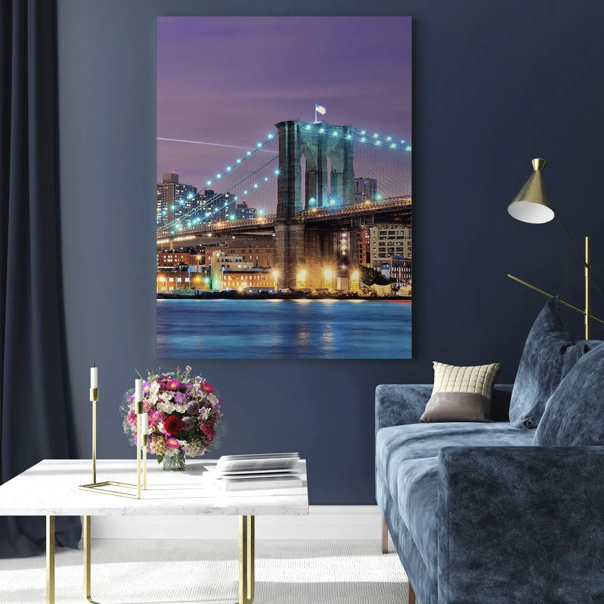 Glasbild - Bild auf glas - Brooklyn Bridge bei Nacht mit der beleuchteten Stadt im Hintergrund - 80x120cm - Seit vielen Jahren die Brooklyn Bridge - Moderne Wanddekoration für Wohnzimmer und Schlafzimmer ARTTOR