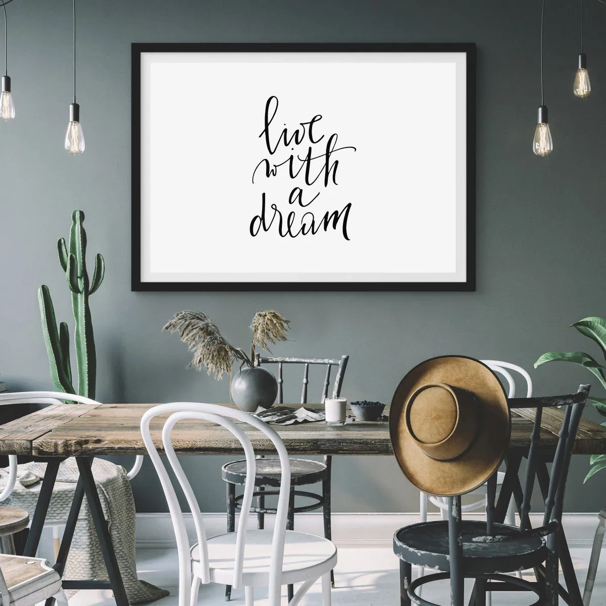Poster in einem schwarzem Rahmen - Ein minimalistisches Gemälde mit den Worten „Lebe mit einem Traum“ in Schwarz auf weißem Hintergrund. - 70x50cm - Na sicher - Moderne Wanddekoration für Wohnzimmer und Schlafzimmer ARTTOR