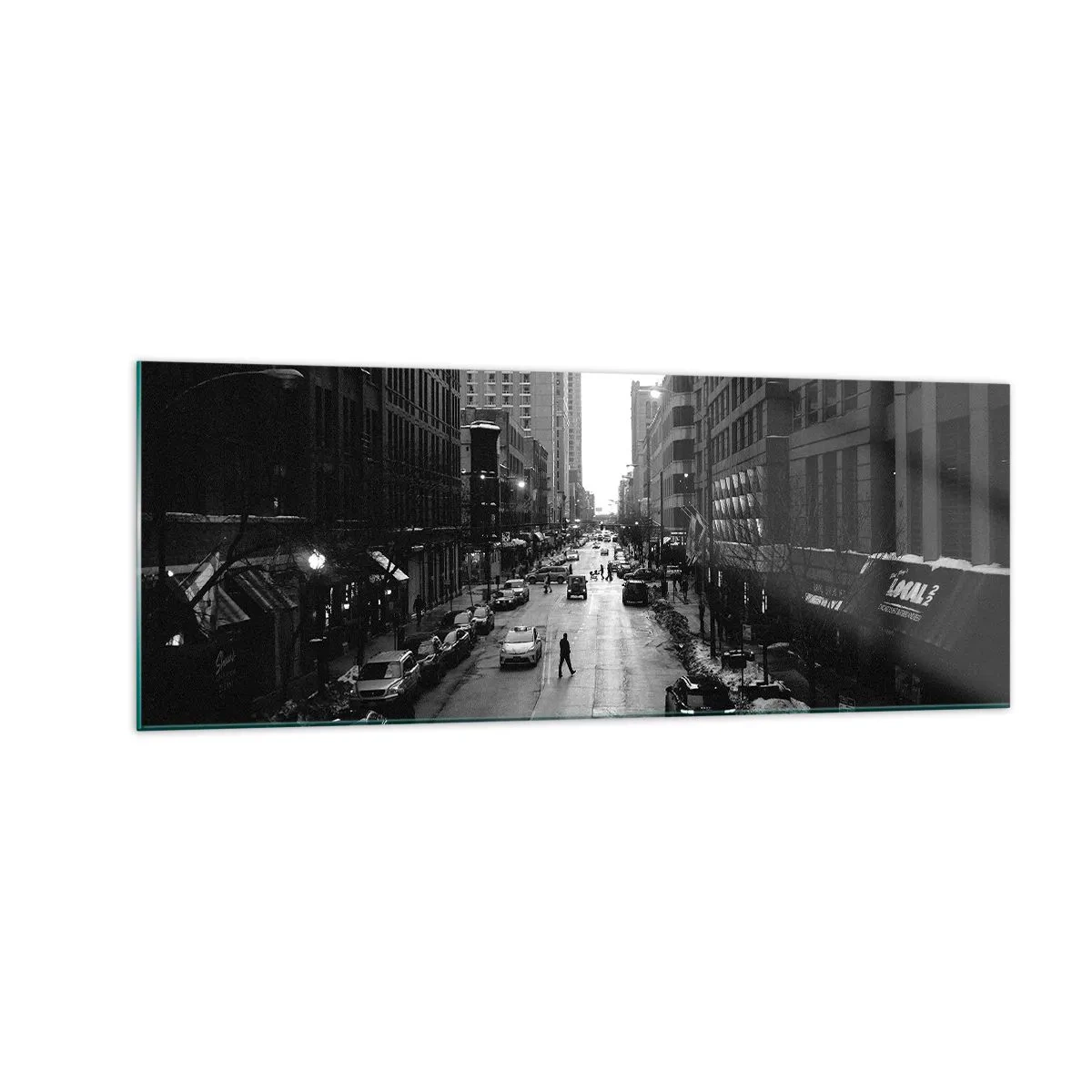 Glasbild - Bild auf glas - Eine schwarz-weiße Straße mitten in der Stadt mit Autos und Fußgängern - 140x50cm - Ein weiterer Tag wie jeder andere Tag - Moderne Wanddekoration für Wohnzimmer und Schlafzimmer ARTTOR