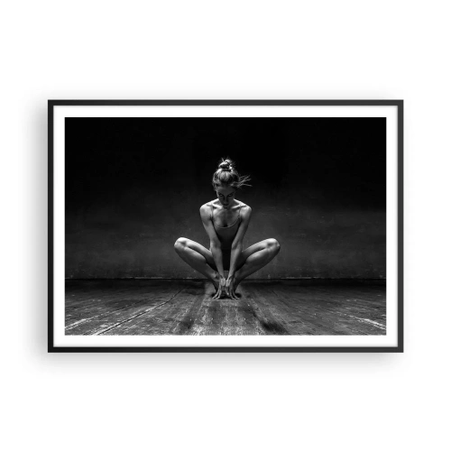 Poster in einem schwarzem Rahmen - Ein Schwarz-Weiß-Porträt einer Tänzerin in voller Konzentration. - 100x70cm - Konzentration der Tanzenergie - Moderne Wanddekoration für Wohnzimmer und Schlafzimmer ARTTOR