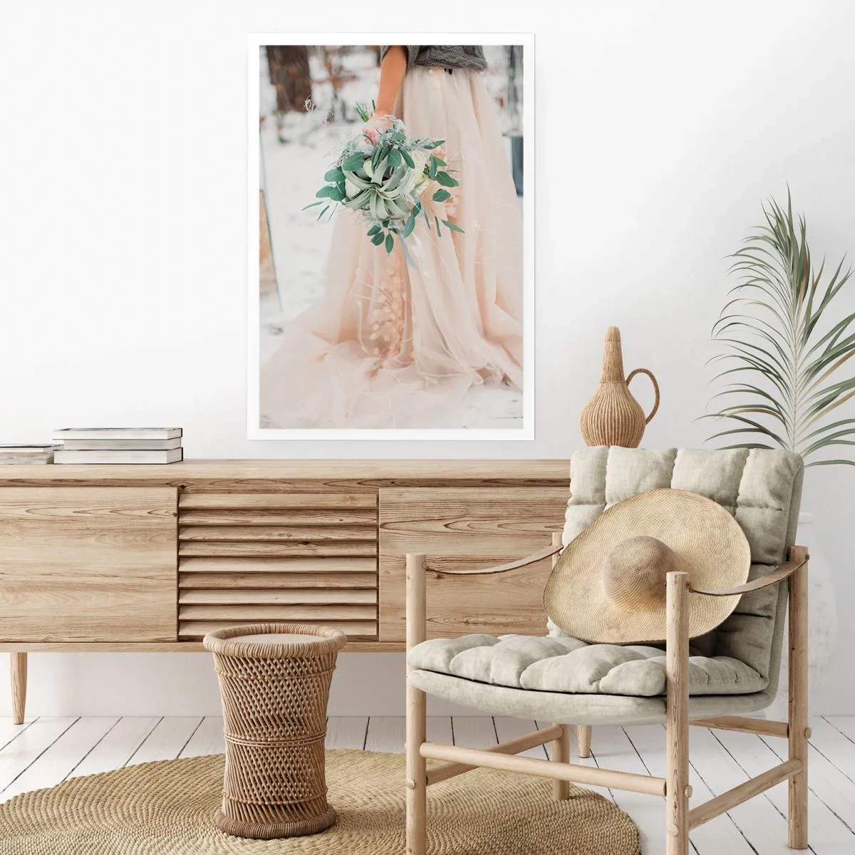 Poster - Eine Braut in einem beigen Kleid hält einen Blumenstrauß im Schnee - 50x70cm - Und sie lebten glücklich bis ans Ende - Moderne Wanddekoration für Wohnzimmer und Schlafzimmer ARTTOR