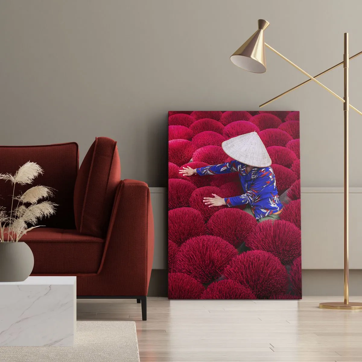 Bild auf Leinwand - Leinwandbild - Eine Frau mit traditionellem Hut zwischen roten Räucherstäbchen - 80x120cm - Im Reisfeld - Moderne Wanddekoration für Wohnzimmer und Schlafzimmer ARTTOR