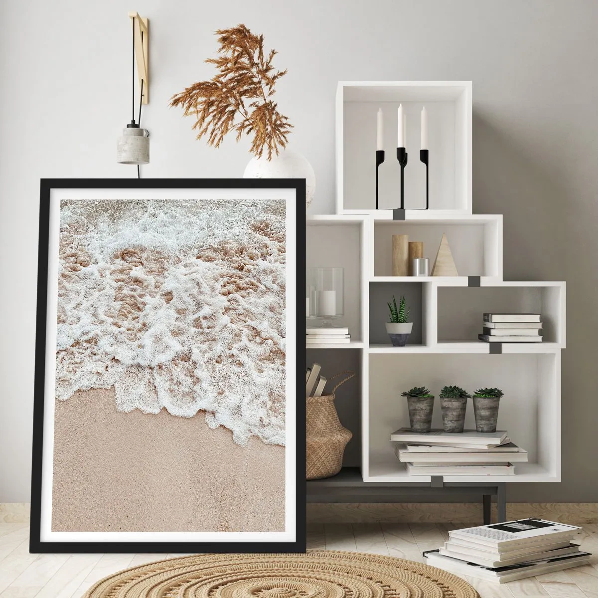 Poster in einem schwarzem Rahmen - Sanfte Wellen brechen auf den Sand des Strandes - 50x70cm - Ich komme gleich wieder - Moderne Wanddekoration für Wohnzimmer und Schlafzimmer ARTTOR