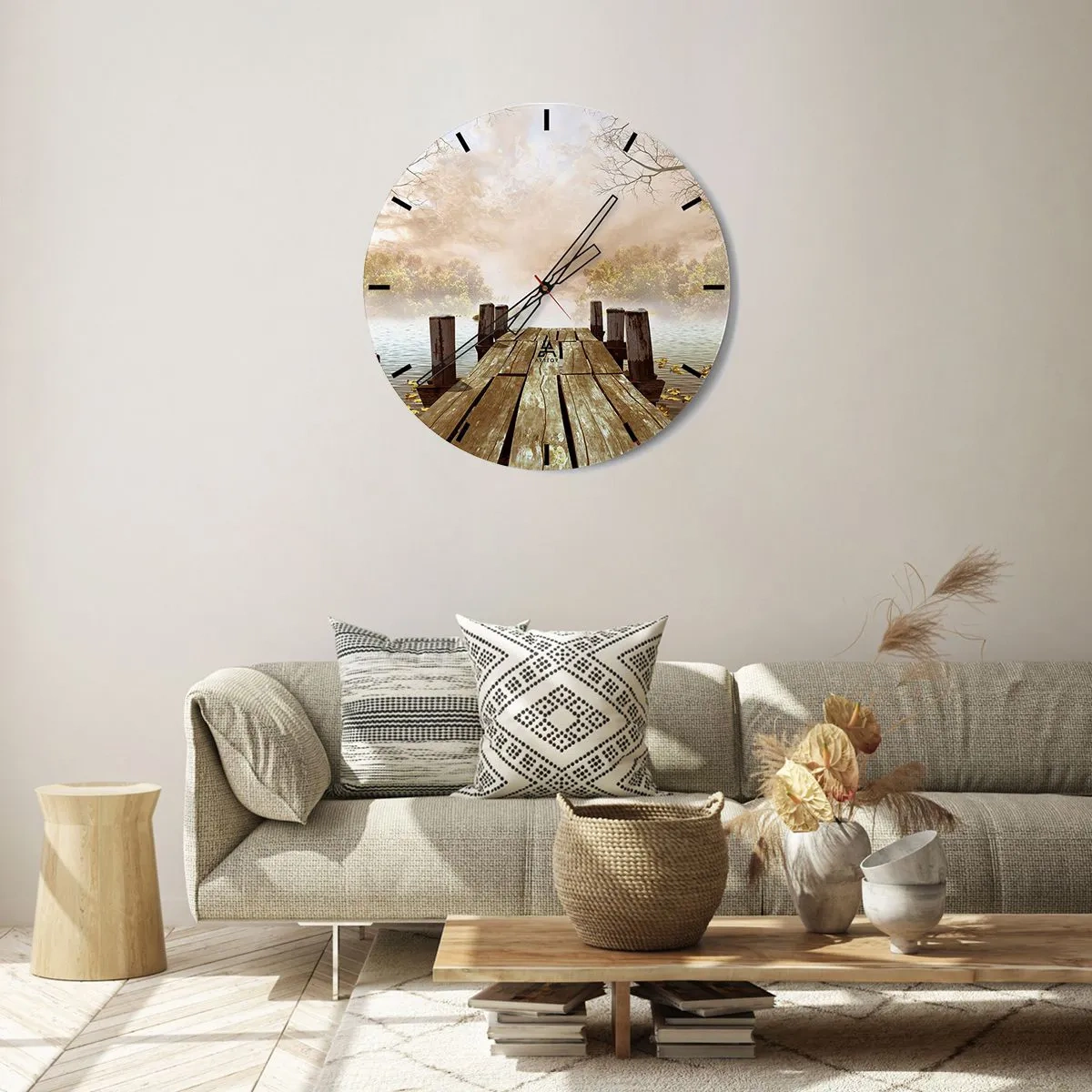 Wanduhr - Glasuhr - Ein Holzsteg an einem See, umgeben von Nebel und Bäumen - 30x30cm - Die milde Traurigkeit des Herbstes - Moderne Wanddekoration für Wohnzimmer, Küche und Schlafzimmer ARTTOR
