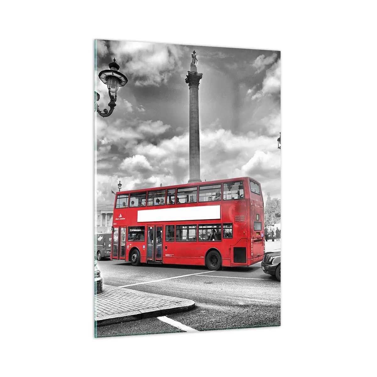 Glasbild - Bild auf glas - Ein roter Bus vor einer schwarz-weißen Stadtlandschaft - 50x70cm - Der wahre Blutkreislauf der Stadt - Moderne Wanddekoration für Wohnzimmer und Schlafzimmer ARTTOR