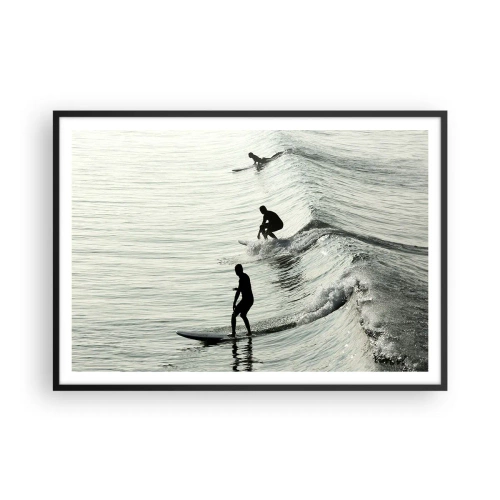 Poster in einem schwarzem Rahmen - Surfer auf den Wellen in einer monochromen Aufnahme - 100x70cm - Gegen die Welle - Moderne Wanddekoration für Wohnzimmer und Schlafzimmer ARTTOR
