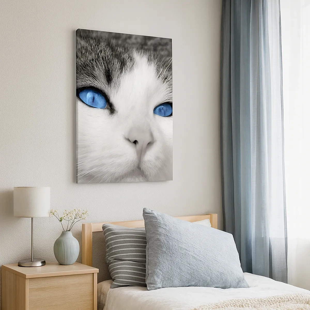 Bild auf Leinwand - Leinwandbild - Porträt einer Katze mit blauen Augen im Schwarz-Weiß-Stil - 50x70cm - Ungewöhnlich blauäugig - Moderne Wanddekoration für Wohnzimmer und Schlafzimmer ARTTOR