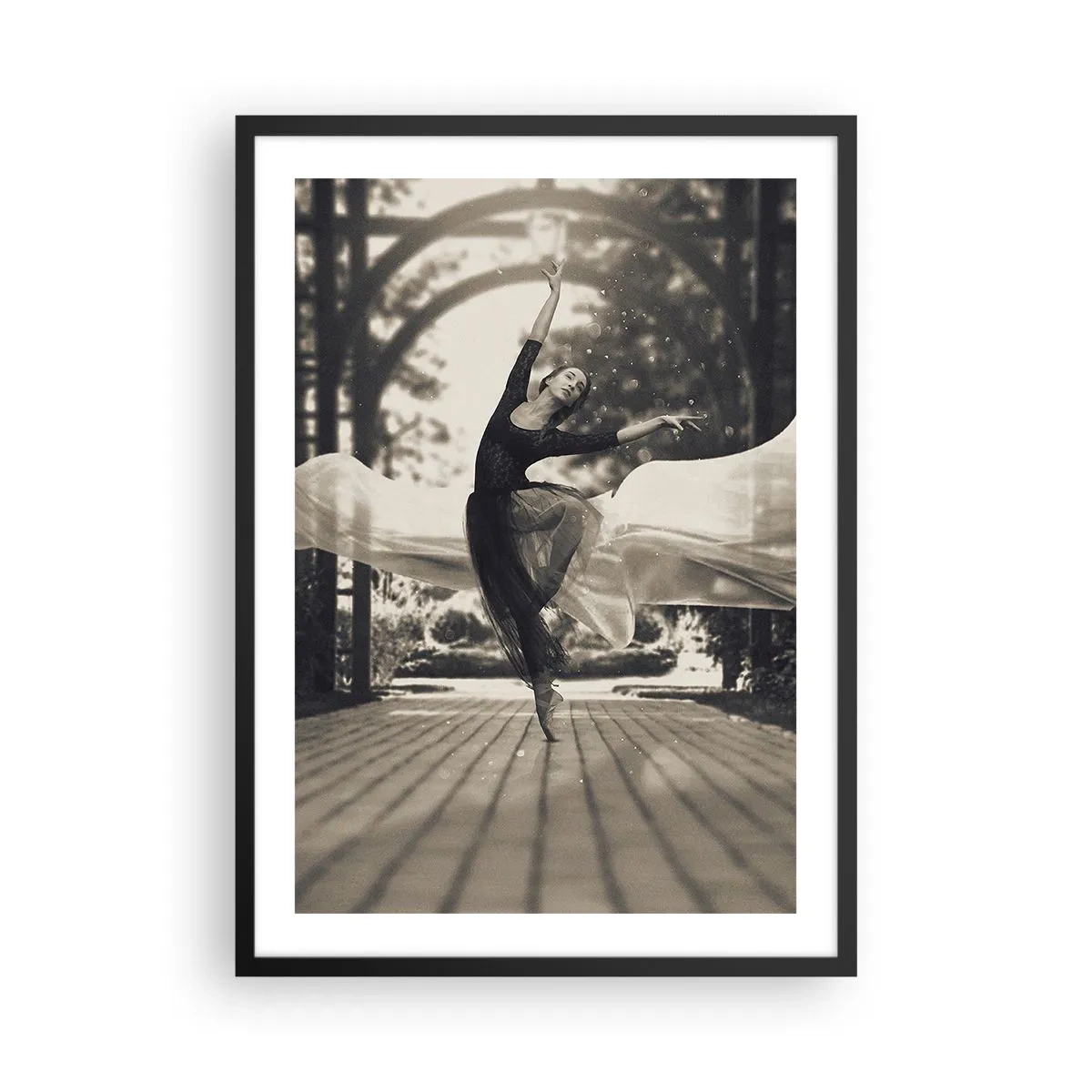 Poster in einem schwarzem Rahmen - Eine Tänzerin in ätherischen Bewegungen in einer Gartenkulisse - 50x70cm - Der Tanz des Gartengeistes - Moderne Wanddekoration für Wohnzimmer und Schlafzimmer ARTTOR