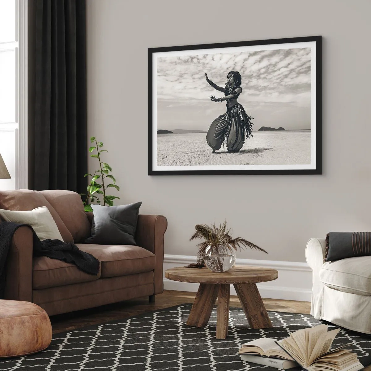 Poster in einem schwarzem Rahmen - Exotische Tänzerin vor Wüstenkulisse - 100x70cm - Der Tanz der südlichen Inseln - Moderne Wanddekoration für Wohnzimmer und Schlafzimmer ARTTOR