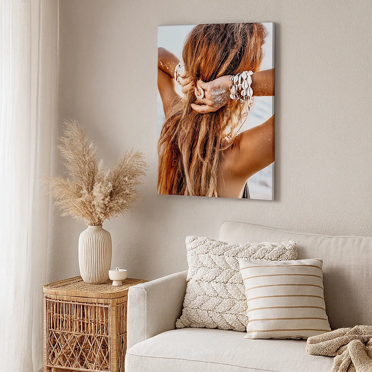 Bild auf Leinwand - Leinwandbild - Eine Frau am Strand mit wehendem Haar in der Sonne - 50x70cm - Eine Schwester von Wasser und Sonne - Moderne Wanddekoration für Wohnzimmer und Schlafzimmer ARTTOR