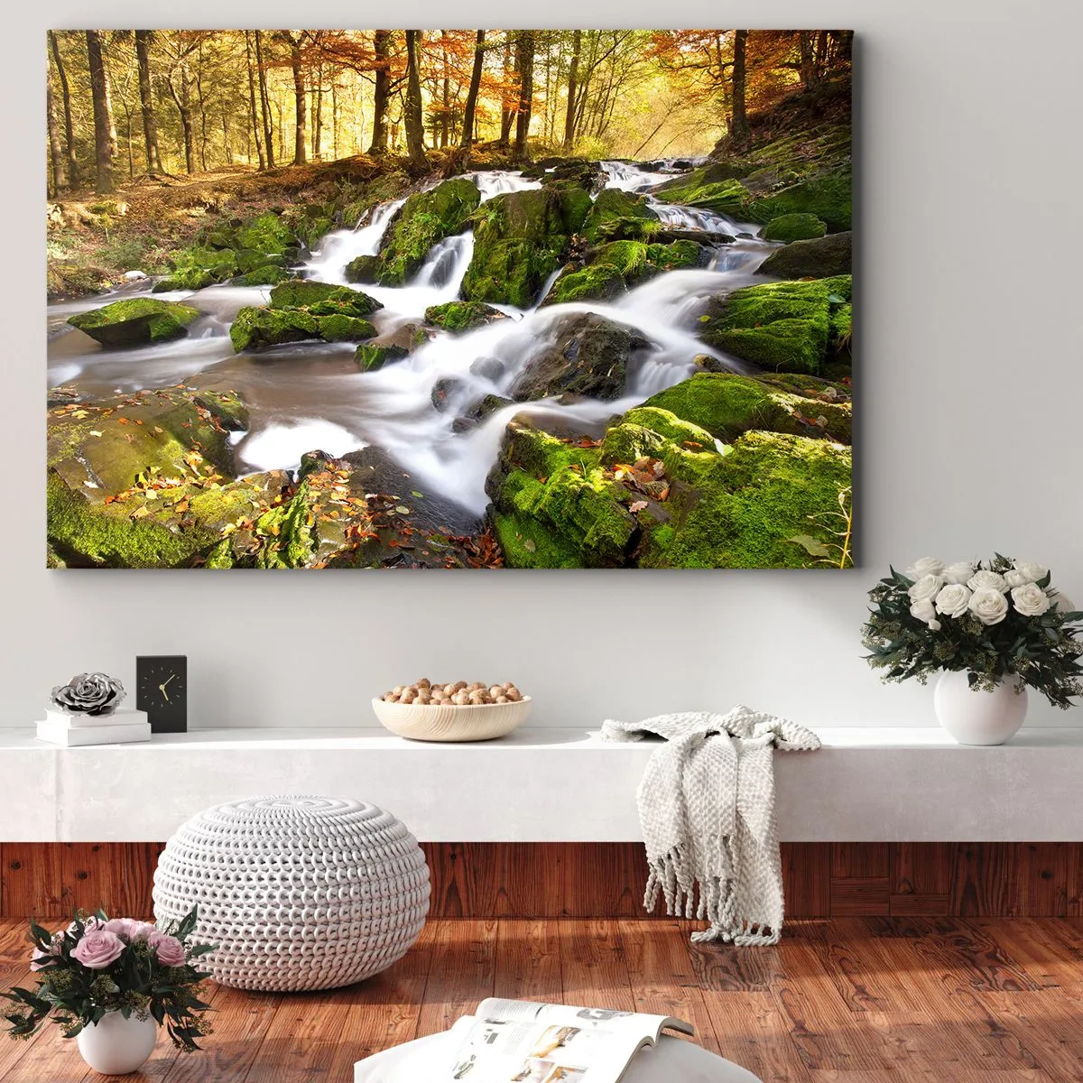 Bild auf Leinwand - Leinwandbild - Eine bewaldete Landschaft mit einem von Moos umgebenen Wasserfall - 120x80cm - Rasch durch den herbstlichen Wald - Moderne Wanddekoration für Wohnzimmer und Schlafzimmer ARTTOR