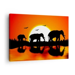 Bild auf Leinwand - Leinwandbild - Silhouetten von Elefanten bei Sonnenuntergang über dem Wasser mit Reflexion - 70x50cm - Und abends einen kleinen Drink trinken - Moderne Wanddekoration für Wohnzimmer und Schlafzimmer ARTTOR