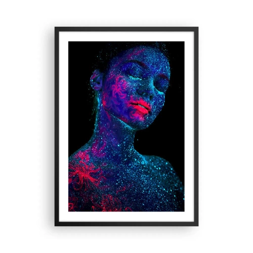 Poster in einem schwarzem Rahmen - Eine Frau, die unter UV-Licht mit fluoreszierendem Pollen bedeckt ist. - 50x70cm - Im Sternenstaub - Moderne Wanddekoration für Wohnzimmer und Schlafzimmer ARTTOR