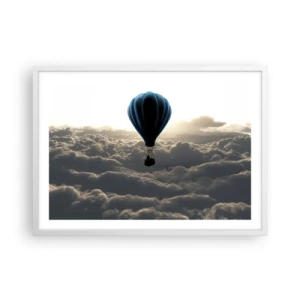 Poster in einem weißen Rahmen - Ein Wanderer über den Wolken - 70x50 cm