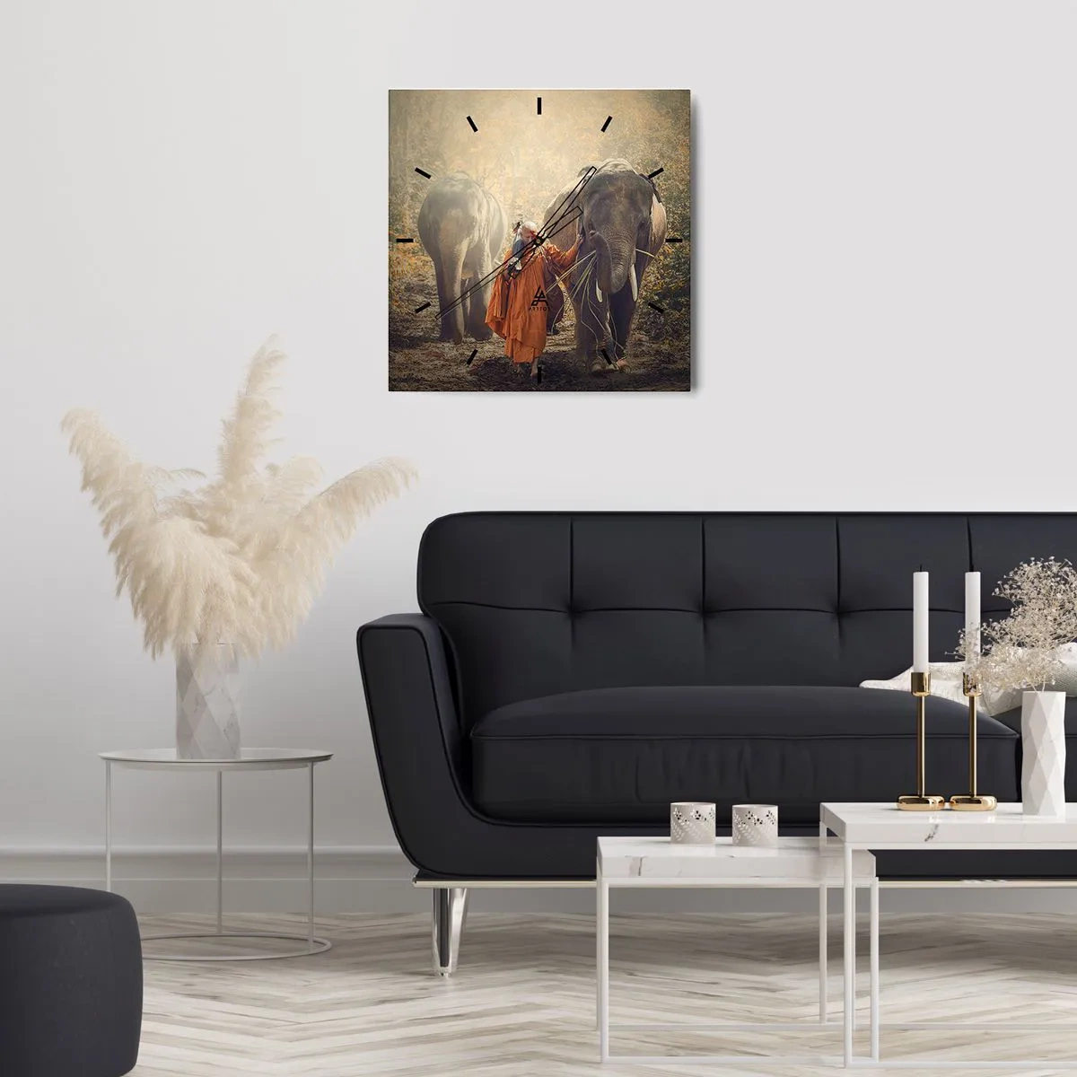 Wanduhr - Glasuhr - Ein Mönch in einer orangefarbenen Robe führt einen Elefanten durch den Wald. - 30x30cm - Volles Verständnis - Moderne Wanddekoration für Wohnzimmer und Schlafzimmer ARTTOR