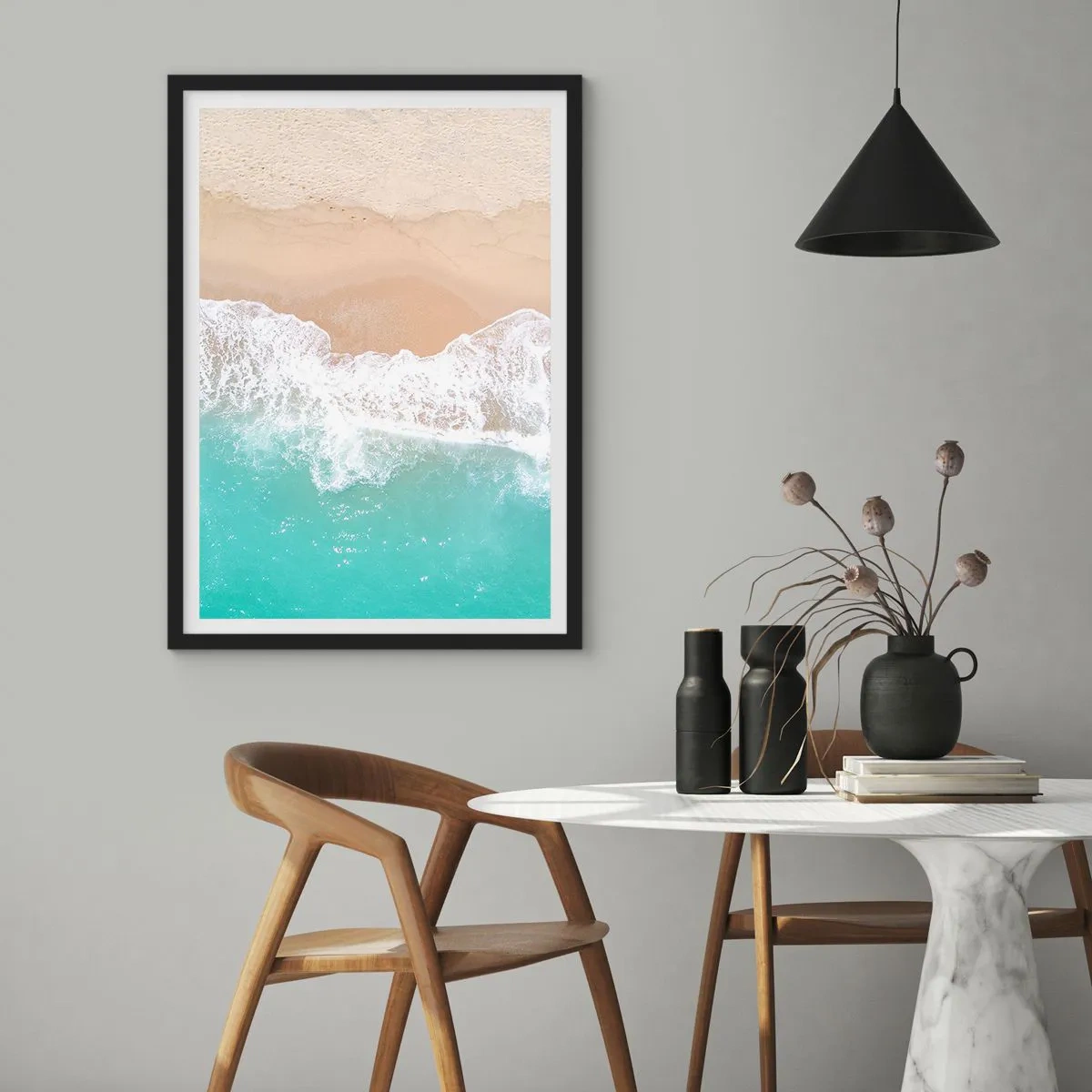 Poster in einem schwarzem Rahmen - Ein Strand mit Blick auf die Meereswellen und goldenen Sand - 50x70cm - Eine streichelnde Berührung - Moderne Wanddekoration für Wohnzimmer und Schlafzimmer ARTTOR