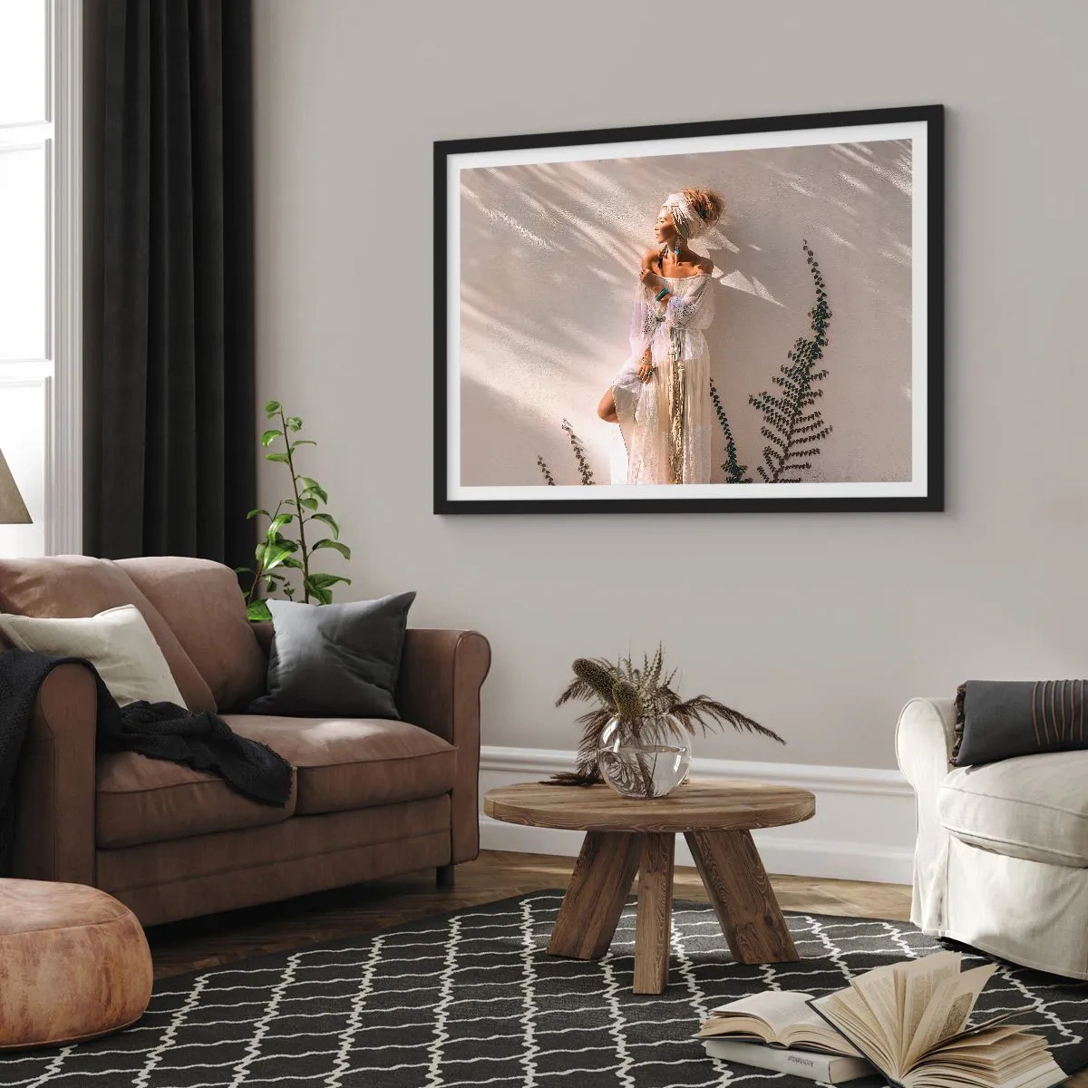 Poster in einem schwarzem Rahmen - Eine Frau im Boho-Stil, beleuchtet von den Sonnenstrahlen - 70x50cm - Die Sonne und das Mädchen - Moderne Wanddekoration für Wohnzimmer und Schlafzimmer ARTTOR