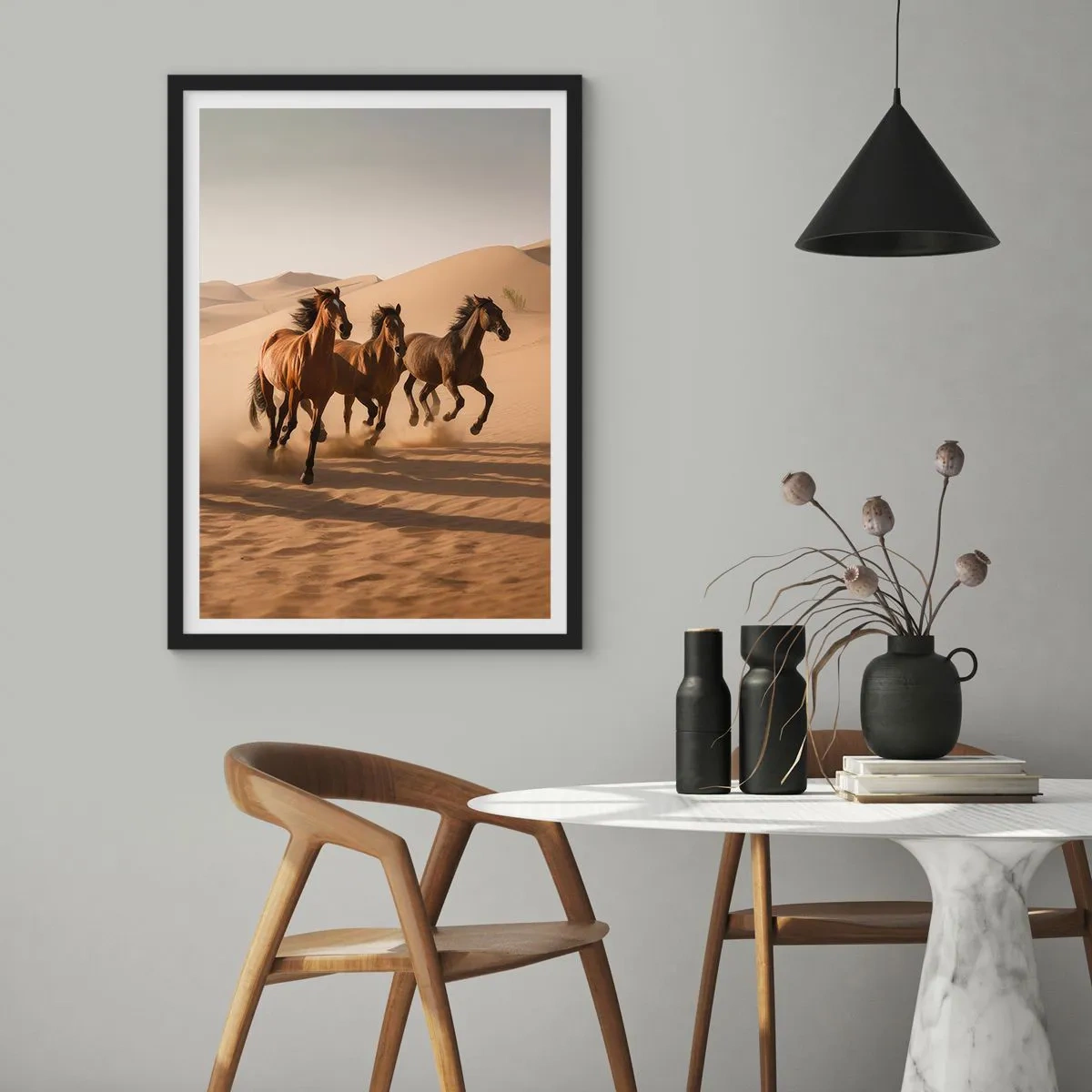 Poster in einem schwarzem Rahmen - Pferde galoppieren in der Wüste im warmen Licht des Sonnenuntergangs - 50x70cm - Frei wie der Wind - Moderne Wanddekoration für Wohnzimmer und Schlafzimmer ARTTOR